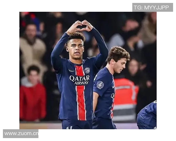 约罗身穿里尔球衣盛装出席里尔对阵巴黎比赛开球仪式 约罗身穿里尔球衣盛装出席里尔对阵巴黎比赛开球仪式