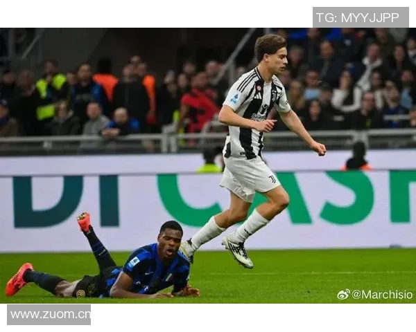 伊尔迪兹赛后与大卫路易斯合影留念称赞传奇球员的精彩表现 伊尔迪兹赛后与大卫路易斯合影留念称赞传奇球员的精彩表现