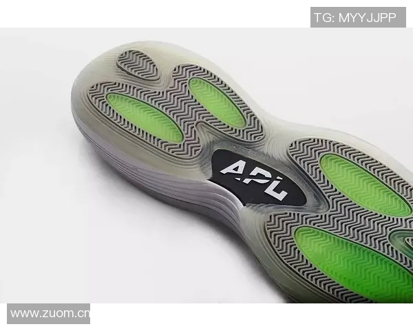 大球后退失足鞋子滑落意外摔倒引发全场哄笑的囧事