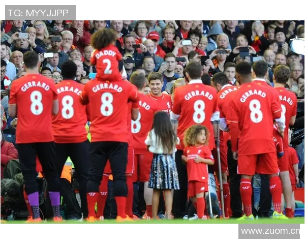 歌手杜阿利帕现场观战博卡与河床引发争议手持两队球衣合影引热议