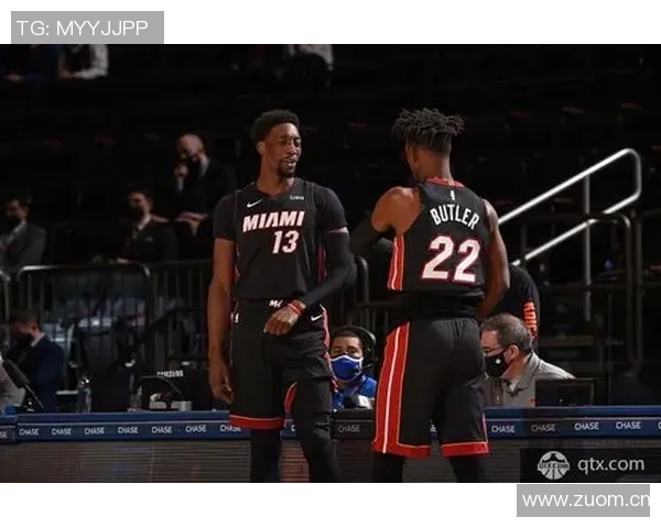 热火祝贺阿贾夺生涯第三冠阿德巴约与其合影庆祝