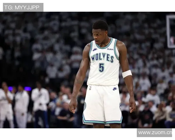 爱德华兹再度离场引发关注第三节后半段再次返回更衣室情况堪忧 爱德华兹再度离场引发关注第三节后半段再次返回更衣室情况堪忧