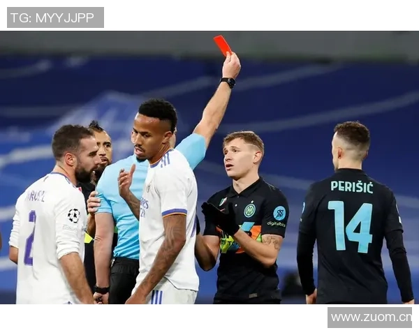 皇马球迷高举横幅抗议主席弗洛伦蒂诺接连失利引发的不满情绪